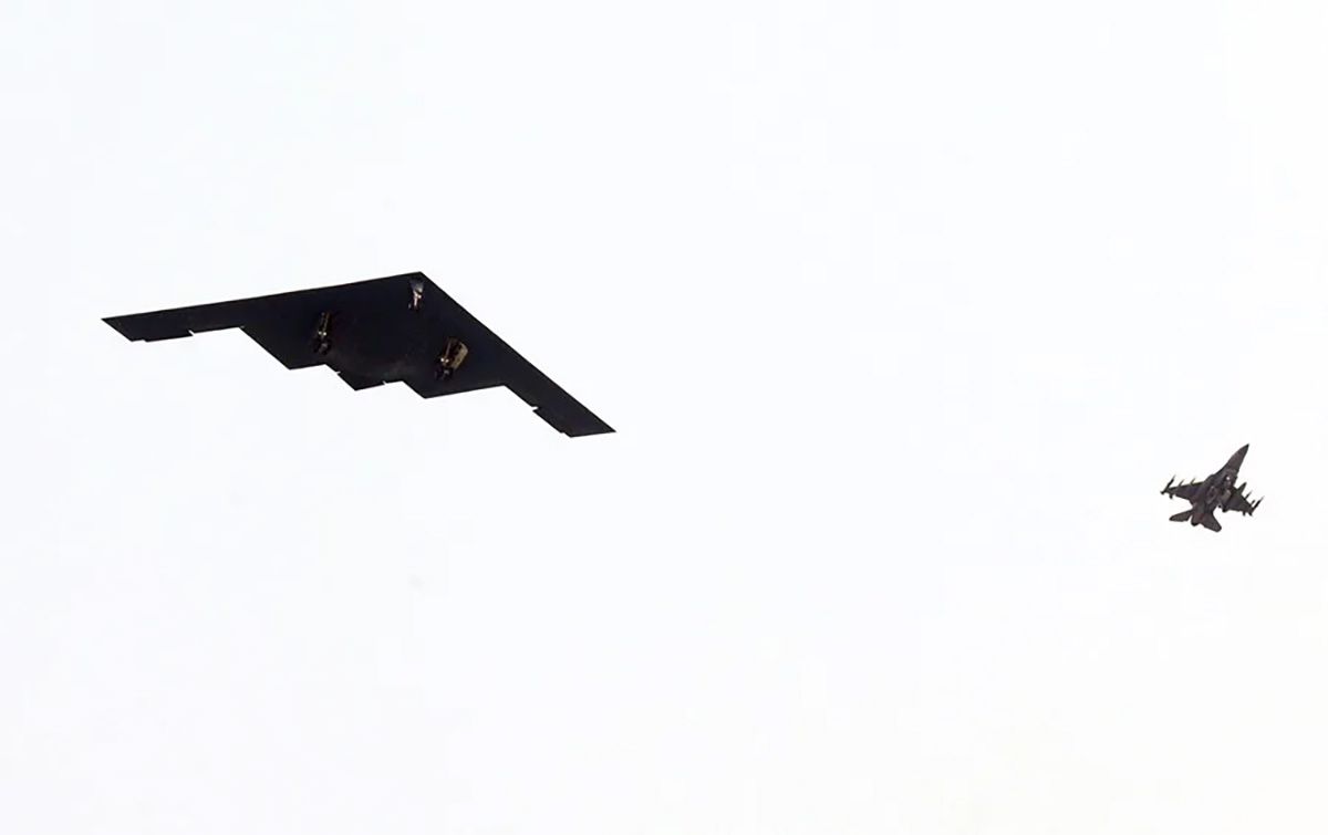 Un bombardero estadounidense B-2 Spirit (izquierda), modelo encargado del ataque de Estados Unidos a Irán (Archivo). Crédito: EFE/Yonhap.