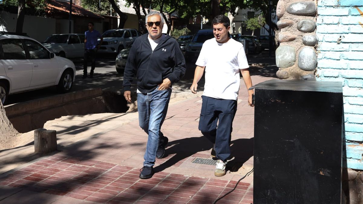 Alfredo Cornejo y su hijo Lautaro llegan a la escuela Julio Lemos para votar. Fotos: Cristian Lozano Alfredo Cornejo y su hijo Lautaro llegan a la escuela Julio Lemos para votar. Fotos: Cristian Lozano