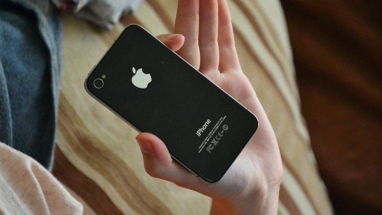 Un iPhone vuelve a funcionar tras pasar un año y medio en un lago