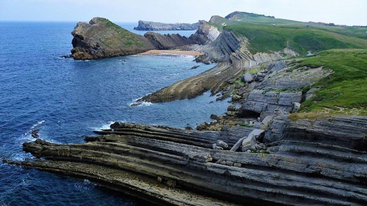 La playa El Madero está inmersa en el entorno protegido del Parque Natural de las Dunas de Liencres. La playa El Madero está inmersa en el entorno protegido del Parque Natural de las Dunas de Liencres.