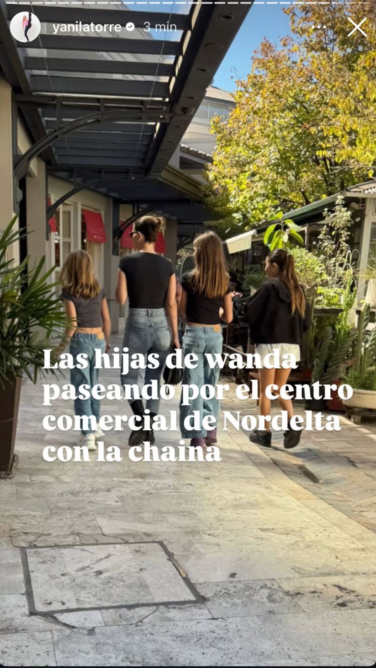 La China Su&aacute;rez de paseo con las hijas de Wanda Nara en Nordelta.
