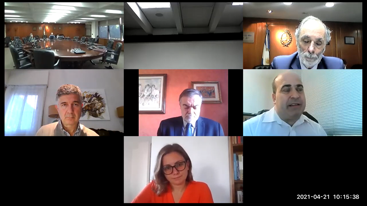 El Dr. Elián Santiago Smith dando su respuesta.