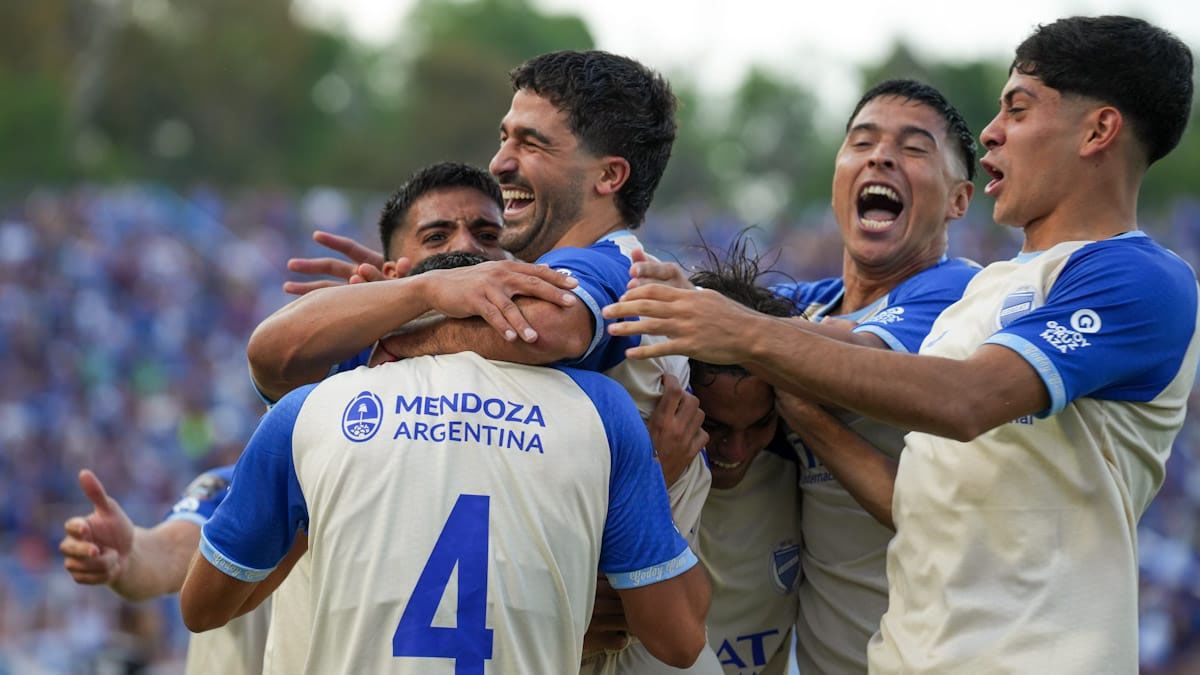 Vicente Poggi es abrazado por sus compañeros tras el golazo que le marcó al Cruzado.