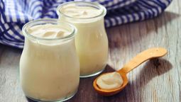 El yogur natural es un ingrediente versátil para preparar recetas dulces y saladas.