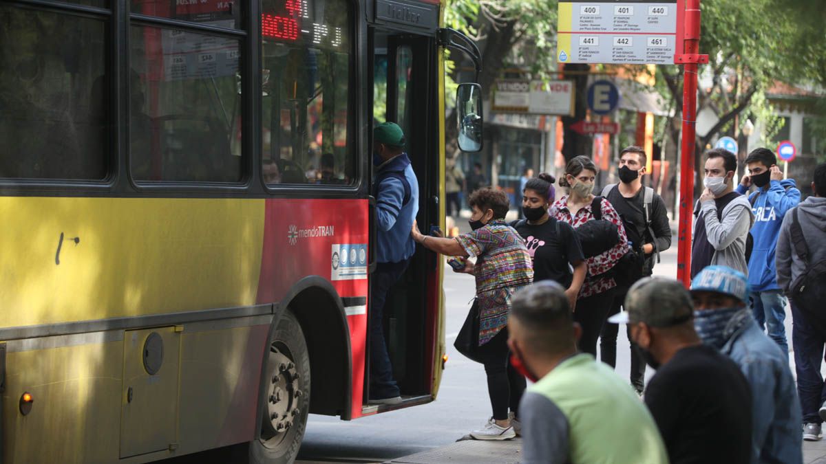Covid: insisten con que los colectivos deben llevar ventanas abiertas