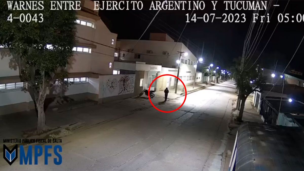 En el video se puede ver como escapaba la mujer que robó a una beba recién nacida en Tartagal. En el video se puede ver como escapaba la mujer que robó a una beba recién nacida en Tartagal.