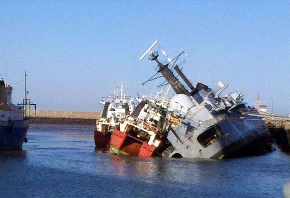 El buque ARA Santísima Trinidad desembarcó las primeras tropas en la guerra de las Islas Malvinas en la noche del 1º de abril de 1982 y sería desmantelado. Estuvo 3 años semihundido por desidia estatal.