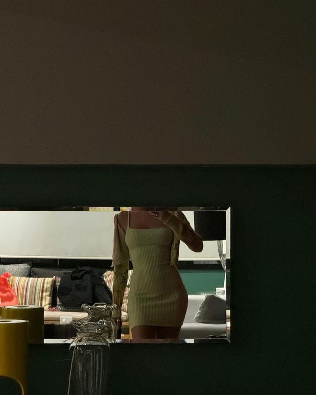 De vacaciones, Ester Expósito confirma que es la reina de los vestidos ultra XXS y ceñido.