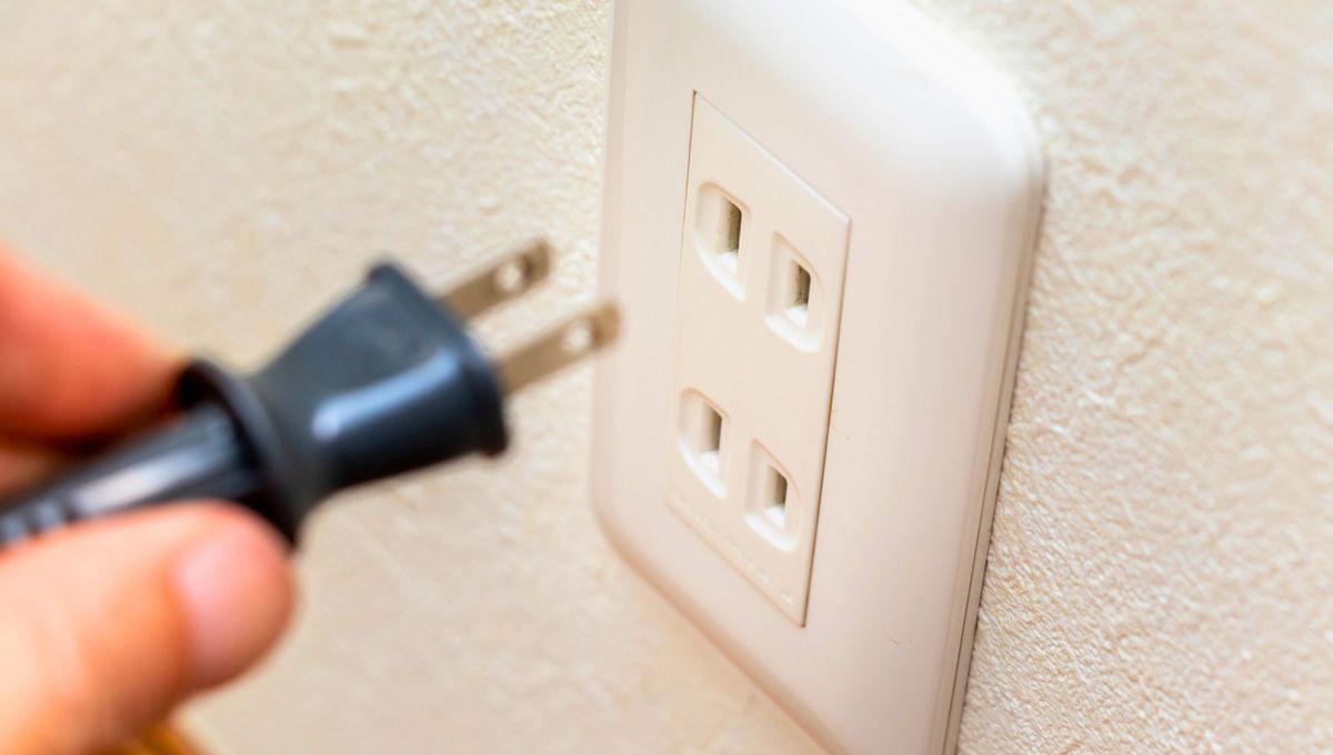 El detalle que tienen los enchufes de los cables que mejora la seguridad eléctrica y casi nadie nota