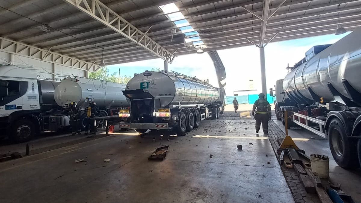 Indicaron que se habría roto la válvula de un camión cisterna que descargaba asfalto. Indicaron que se habría roto la válvula de un camión cisterna que descargaba asfalto.