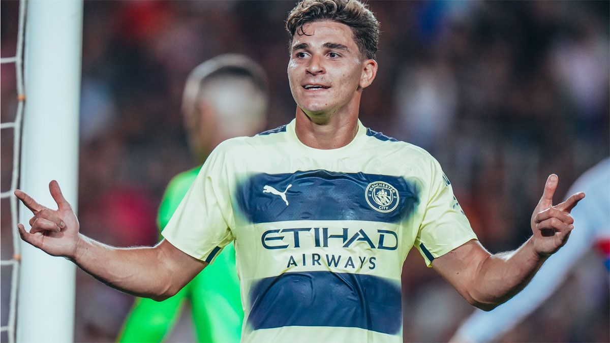 Julián Álvarez aprovechó el error del arquero de Barcelona y marcó un gol para Manchester City.