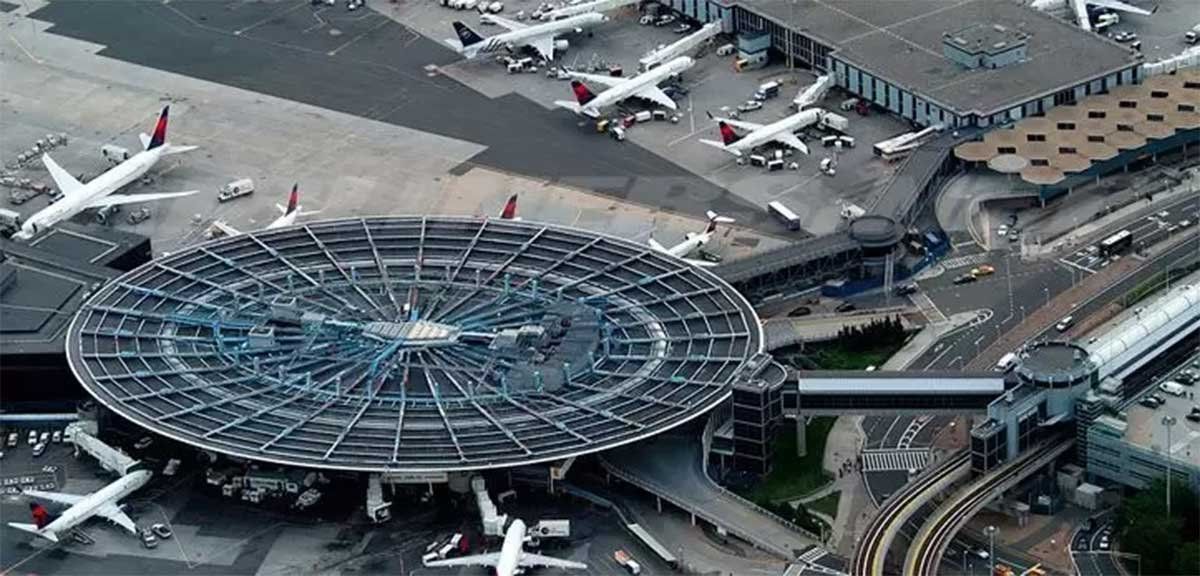 A partir del 26 de enero, Estados Unidos exigirá un PCR negativo de coronavirus COVID-19 para los viajeros que lleguen por vía aérea. En la imagen el aeropuerto JFK, de New York.&nbsp;