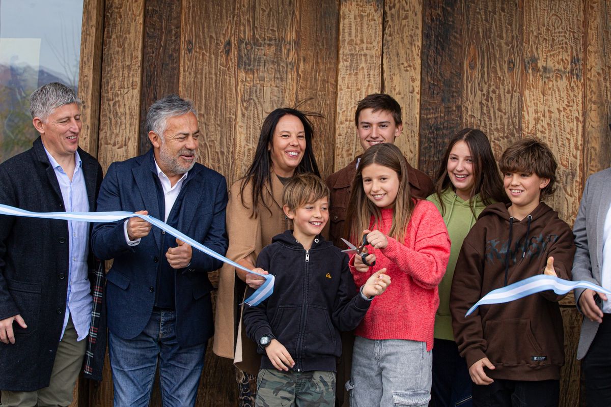 La familia Castro Koch cortó la cinta de inauguración del lodge en la que participó el gobernador Alfredo Cornejo. La familia Castro Koch cortó la cinta de inauguración del lodge en la que participó el gobernador Alfredo Cornejo.