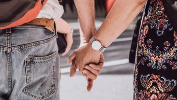 Qué significa que mi pareja no me de la mano en público, según la psicología