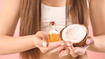 Cómo hacer una rutina de pre-shampoo con aceite de coco Cómo hacer una rutina de pre-shampoo con aceite de coco