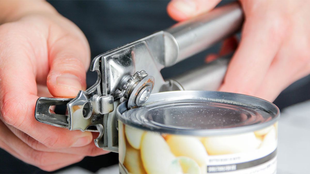 Una lata puede ser abierta sin abrelatas, utilizando un truco que te sorprenderá.