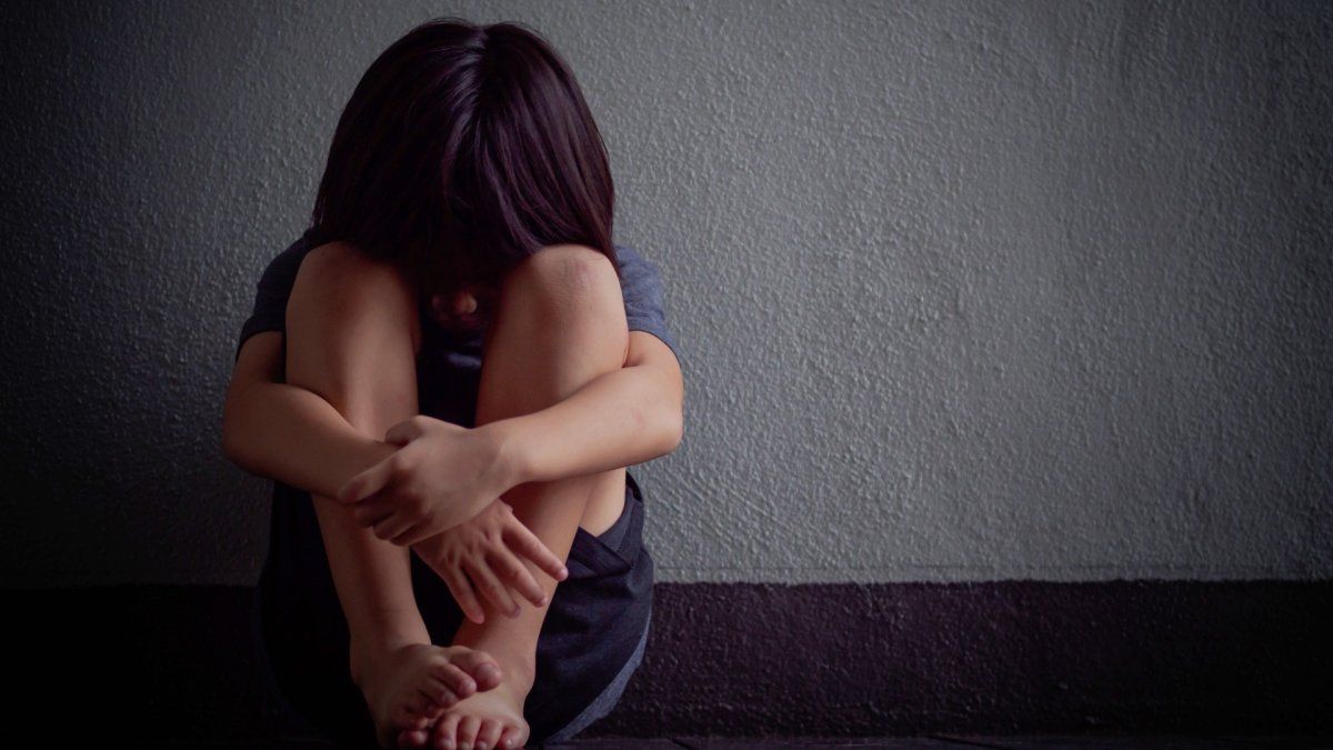 Violación en manada. Una chica de 16 fue abusada por sus tres hermanos mayores.