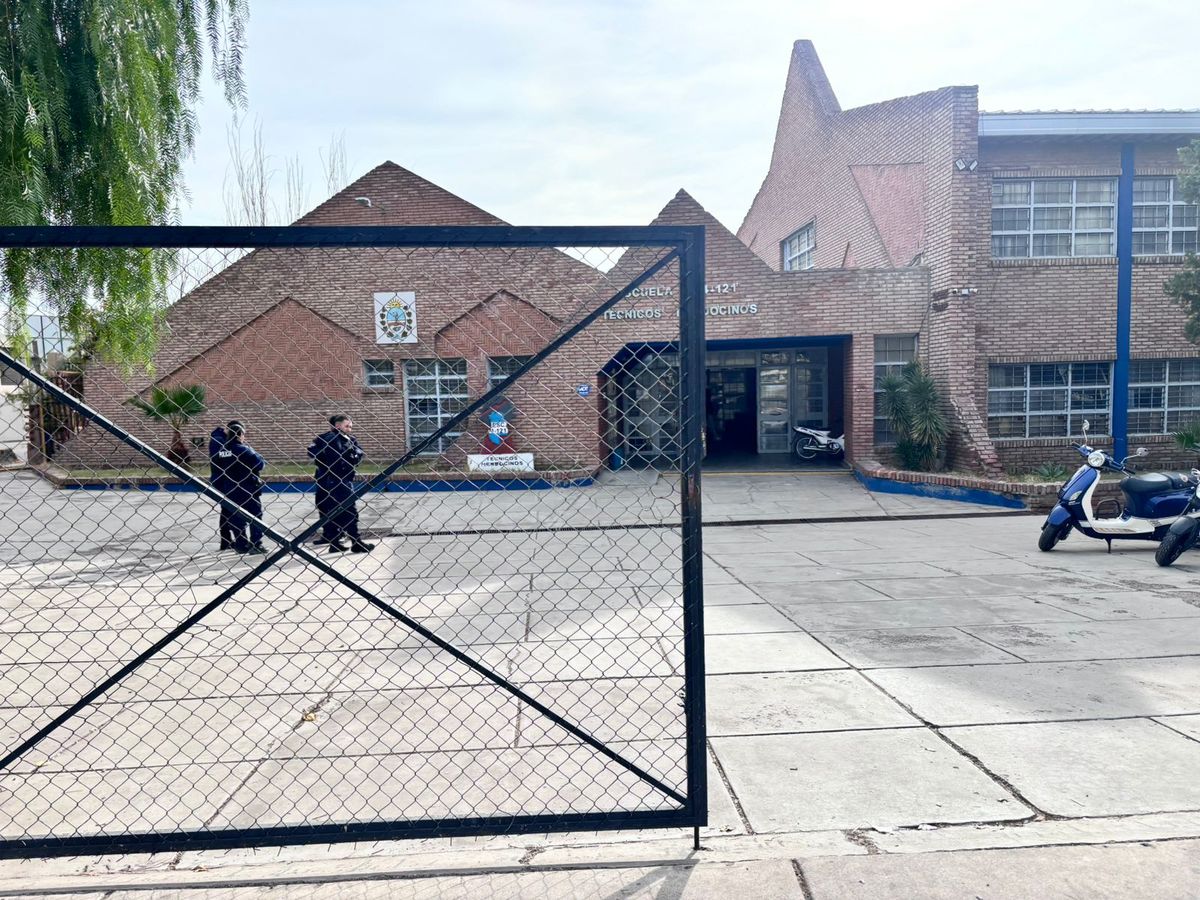 El lunes un alumno llevó un cuchillo a la escuela y este jueves otro llevó un arma casera a su colegio. Ambos casos ocurrieron en Guaymallén. El lunes un alumno llevó un cuchillo a la escuela y este jueves otro llevó un arma casera a su colegio. Ambos casos ocurrieron en Guaymallén.