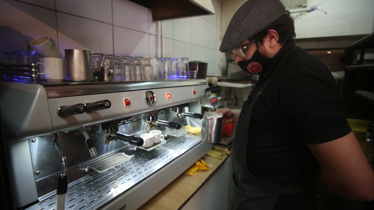 Los cafés de Mendoza se encuentran abiertos cumpliendo los protocolos por coronavirus.