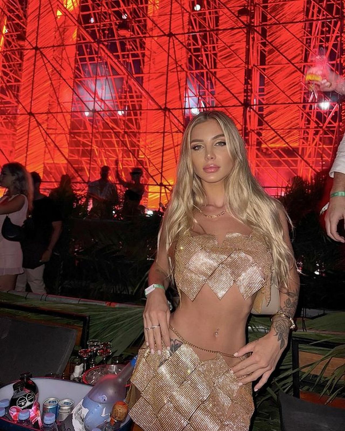 Romina Malaspina le copia a Sol Pérez y paraliza los ultra brillos: mini al ras, corpiñito XXS y más. Romina Malaspina le copia a Sol Pérez y paraliza los ultra brillos: mini al ras, corpiñito XXS y más.