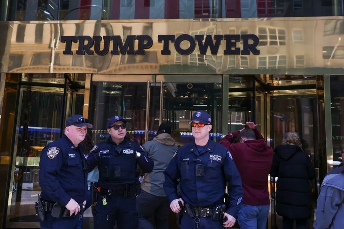 La policía trabaja a la Torre Trump después de que manifestantes de Voz Judía por la Paz ocuparan el acceso del edificio exigiendo la liberación de Mahmoud Khalil, en Nueva York, Estados Unidos. Crédito: EFE/EPA/Sarah Yenesel. La policía trabaja a la Torre Trump después de que manifestantes de Voz Judía por la Paz ocuparan el acceso del edificio exigiendo la liberación de Mahmoud Khalil, en Nueva York, Estados Unidos. Crédito: EFE/EPA/Sarah Yenesel.