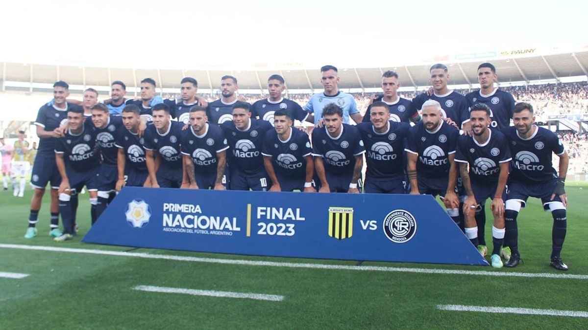 El equipo campeón de Independiente Rivadavia en 2023. Foto: Nicolás Ríos/UNO.