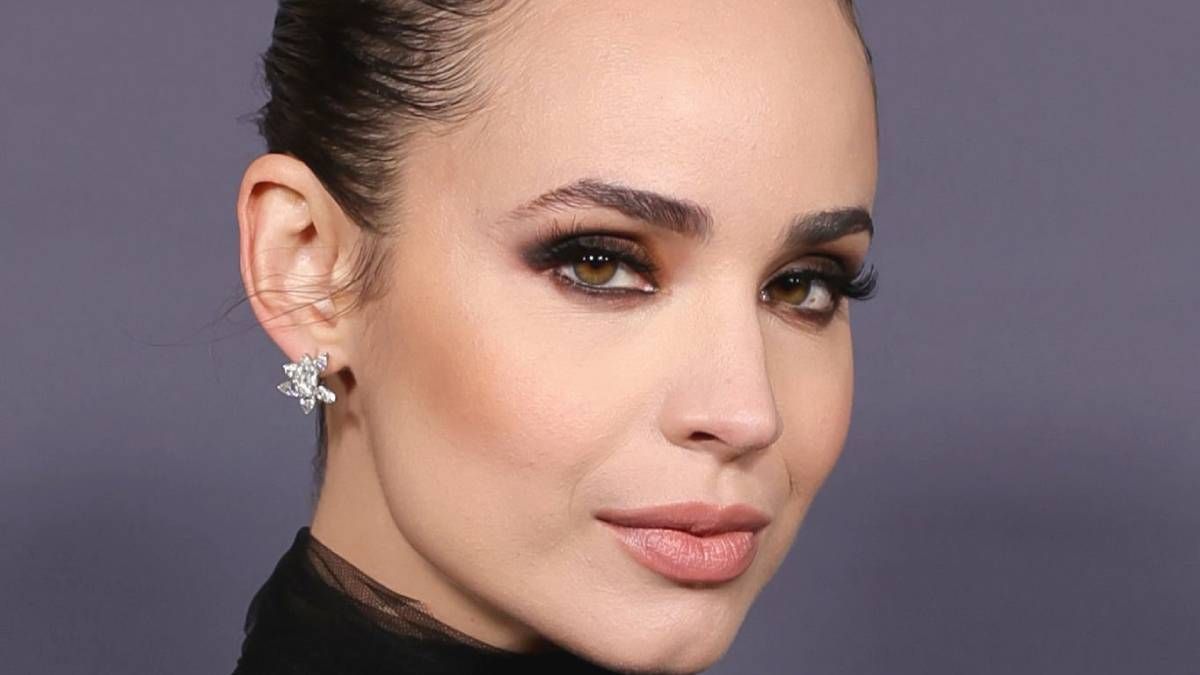 Sofía Carson protagoniza en Netflix la película Equipajede mano. Foto: Getty Images.