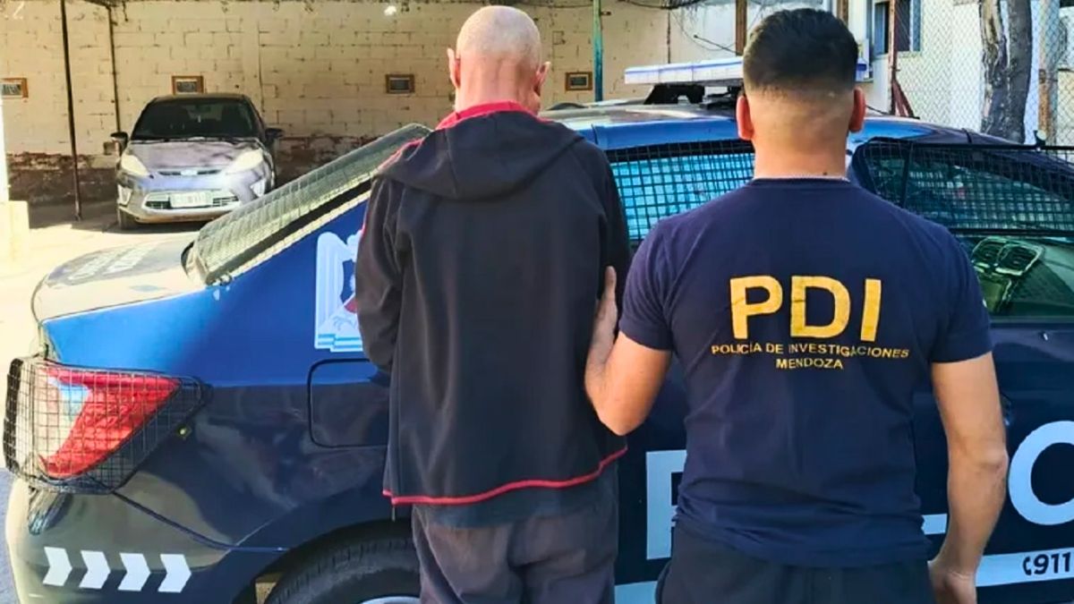 El hombre al ser detenido por el crimen de su padre. El hombre al ser detenido por el crimen de su padre.