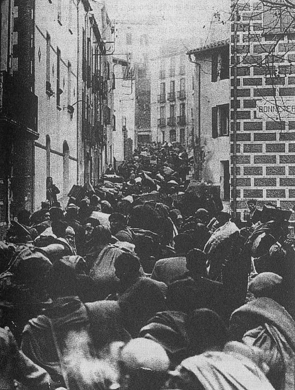 Refugiados españoles atravesando los poblados del sur de Francia, rumbo a los campos de confinamiento. Refugiados españoles atravesando los poblados del sur de Francia, rumbo a los campos de confinamiento.