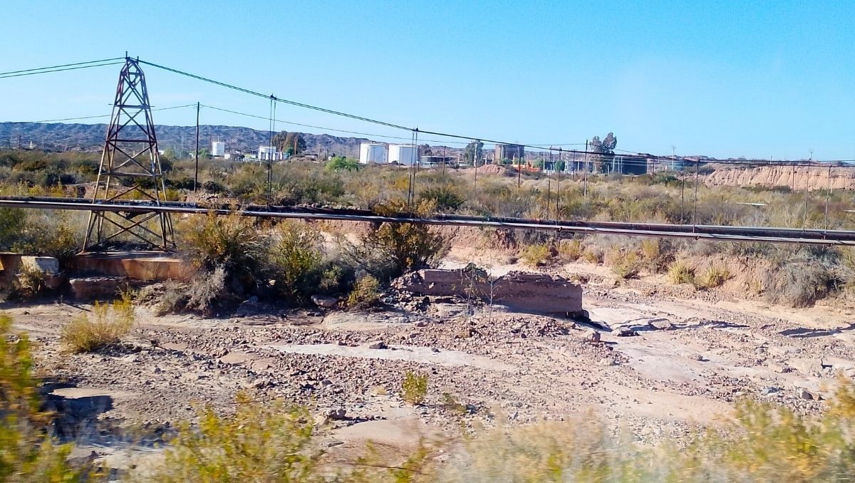 Las cañerías grises trasladan petróleo, las verdes agua y las amarillas, gas. Las cañerías grises trasladan petróleo, las verdes agua y las amarillas, gas.