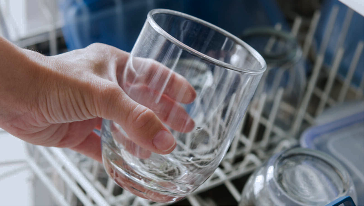 Con solo dos ingredientes deja tus vasos como nuevos y olvidate de las manchas
