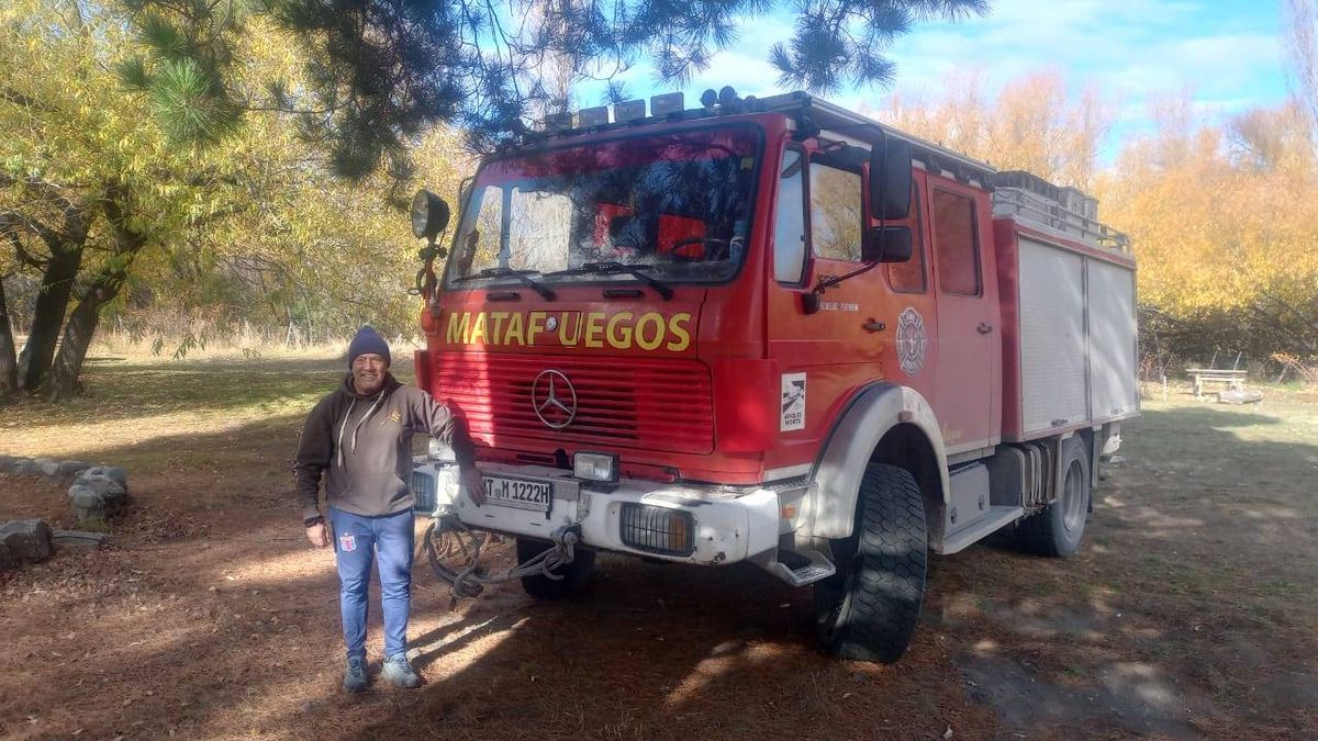 Domingo Sanz vive en Potrerillos y con su camión de bomberos modelo 86 procura llegar a Usuahia.