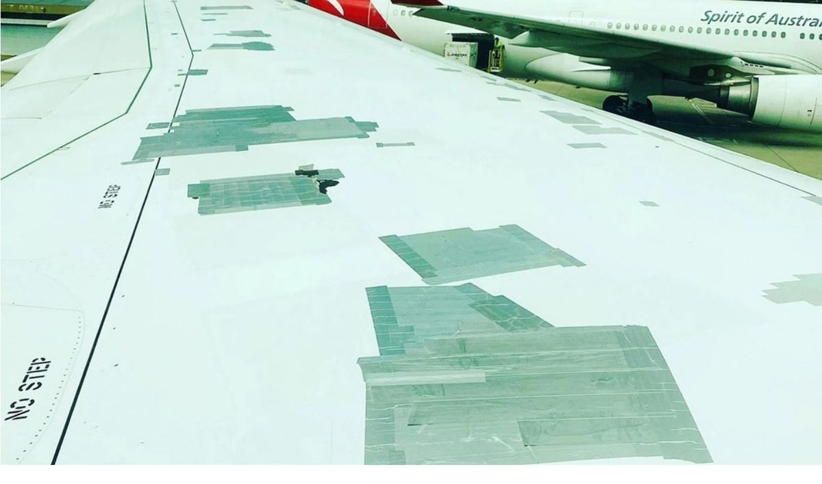¿Es seguro volar? Viralizan la foto del ala de un avión recubierta con cinta adhesiva.