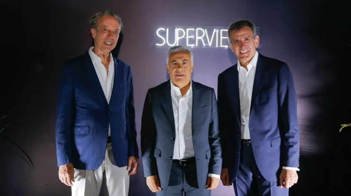 Patricio Supervielle, Presidente del Directorio y CEO de Supervielle (izquierda) junto al Gobernador Alfredo Cornejo. Patricio Supervielle, Presidente del Directorio y CEO de Supervielle (izquierda) junto al Gobernador Alfredo Cornejo. 
