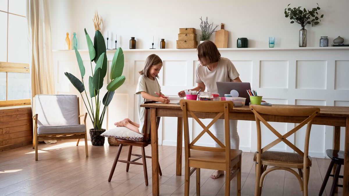Muebles de madera, claridad, espacio, respaldos altos en las sillas. Todo sí para el Feng Shui. Muebles de madera, claridad, espacio, respaldos altos en las sillas. Todo sí para el Feng Shui.