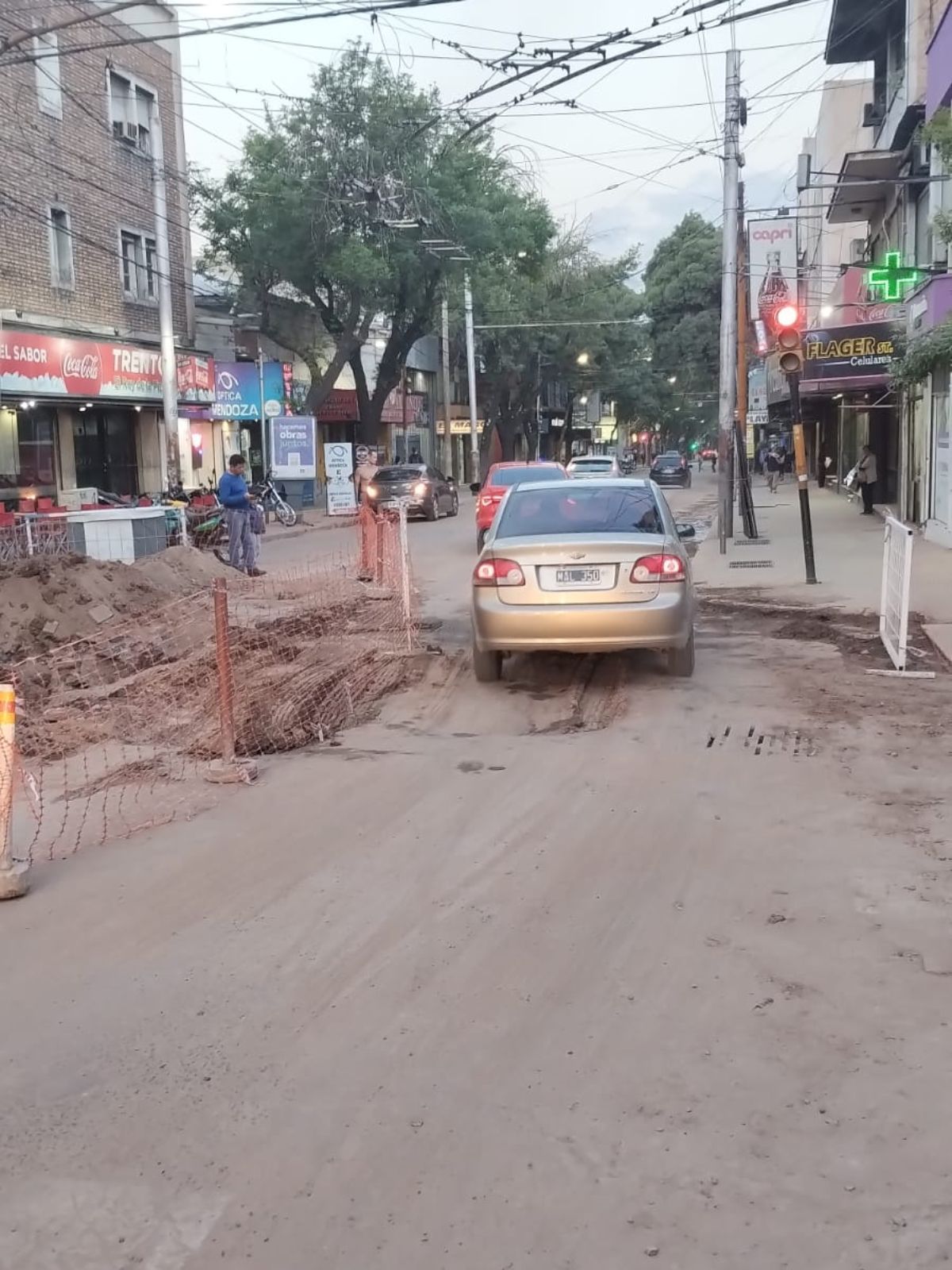 Operarios de Aysam trabajaron este miércoles para reparar el caño roto en la intersección con calle San Juan, y realizaron una especie de puente de media calzada para habilitar el tráfico. Operarios de Aysam trabajaron este miércoles para reparar el caño roto en la intersección con calle San Juan, y realizaron una especie de puente de media calzada para habilitar el tráfico.
