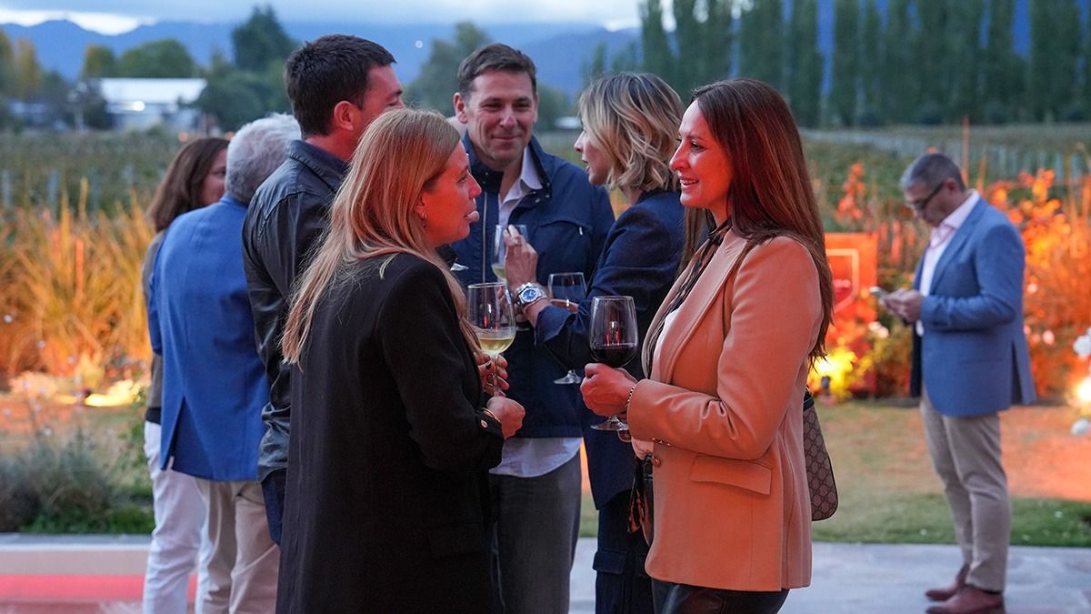 El restaurante está rodeado de viñas y tiene una vista maravillosa a la montaña. El restaurante está rodeado de viñas y tiene una vista maravillosa a la montaña.