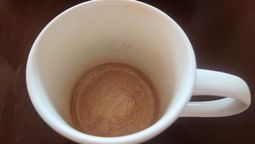 Chau manchas en la taza blanca: unsando cun chorro de vinagre.&nbsp;