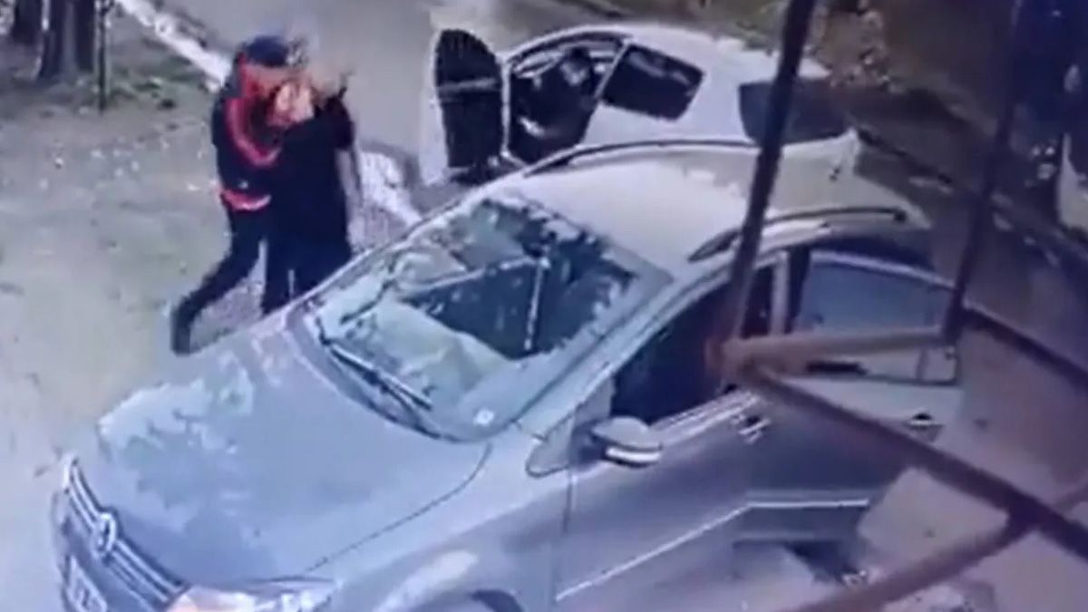Los ladrones amenazaron a una mujer, a la que quisieron robarle el vehículo, en La Matanza, pero desistieron y se marcharon en otro automóvil robado