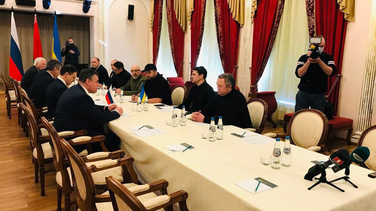 Autoridades bielorrusas desplegaron un gran mantel blanco para la reunión.