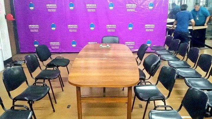 Las paritarias de salud comenzaron mal: los gremios denuncian que quieren desdoblar la discusión entre ATE y Ampros
