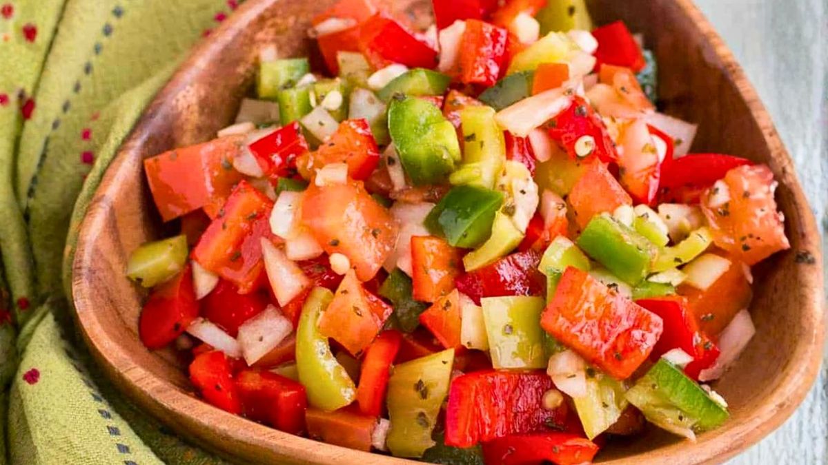 Cómo hacer Salsa criolla: la receta tradicional argentina que realza cualquier asado