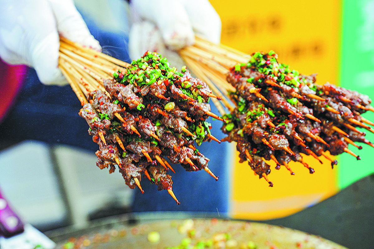 Los pequeños pinchos de carne al estilo Yueyang son conocidos por sus características distintivas: frescos, aromáticos, tiernos y picantes. PARA USO DE CHINA DAILY. Los pequeños pinchos de carne al estilo Yueyang son conocidos por sus características distintivas: frescos, aromáticos, tiernos y picantes. PARA USO DE CHINA DAILY.