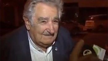 Otro gesto emotivo de grandeza de Mujica con un indigente