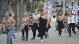 Tetazo en las puertas de la catedral de La Plata