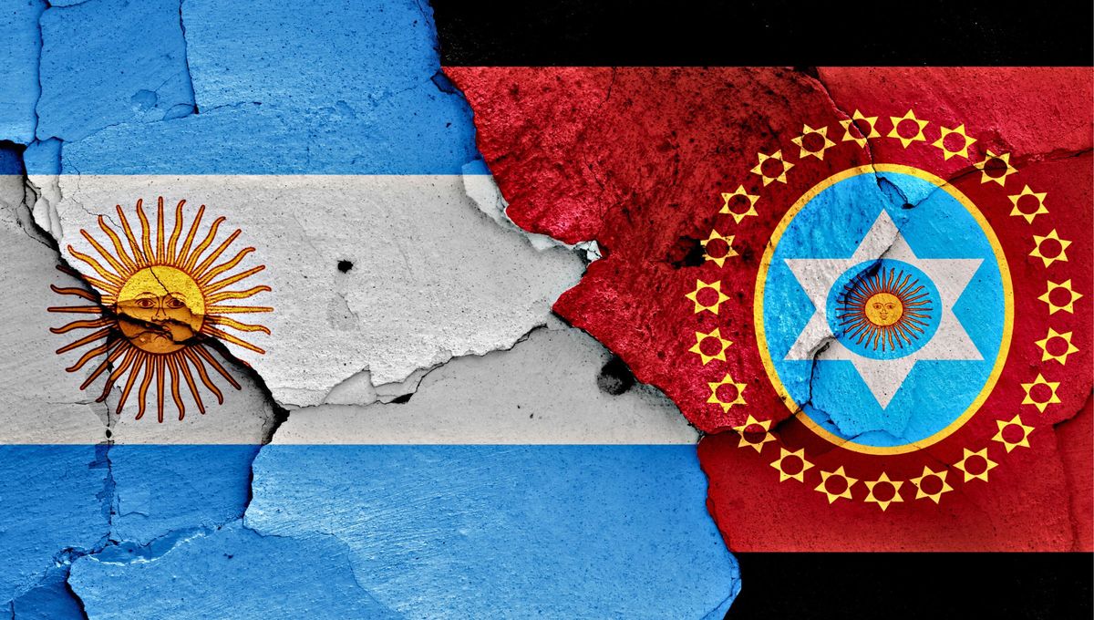 La bandera de Argentina y de una de sus provincias, Salta. La bandera de Argentina y de una de sus provincias, Salta.