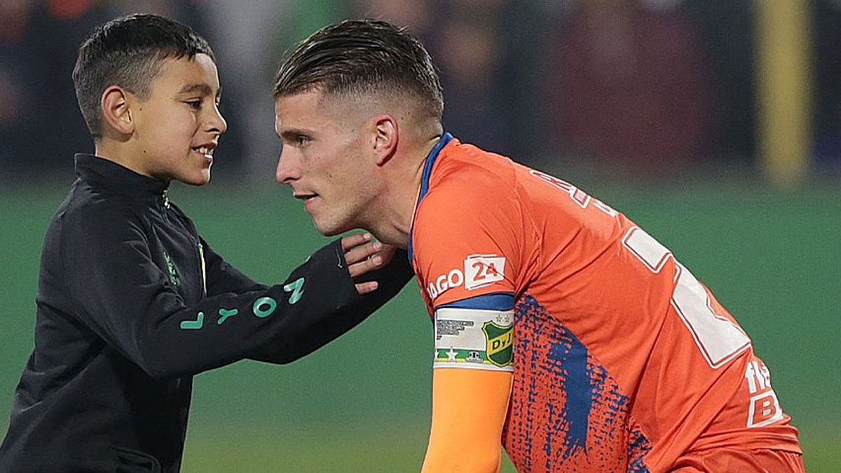 La imagen del fin de semana. Conmovedor: un niño consoló a Ezequiel Unsain tras la derrota de Defensa y Justicia ante Boca.