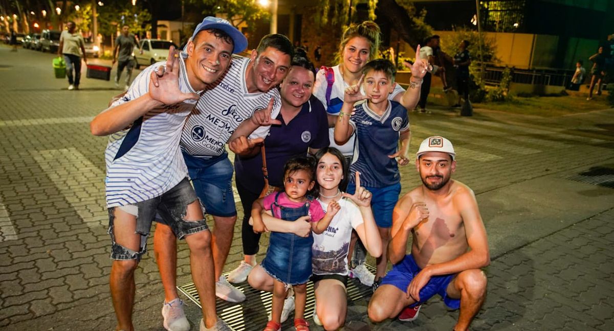 Los hinchas de la Lepra celebraron alrededor del Gargantini (UNO/Axel Lloret)