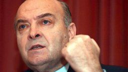El ministro Domingo Cavallo anunciaba restricciones al retiro de dinero en efectivo de los bancos.