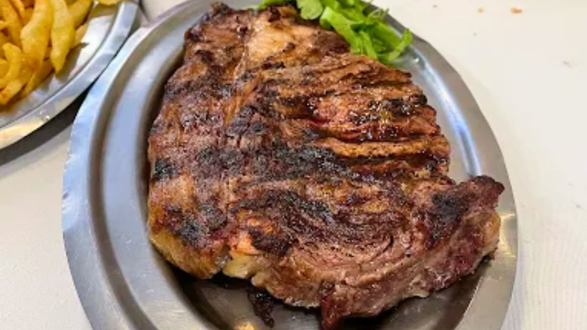 El asado es una de las especialidades de este bodegón.